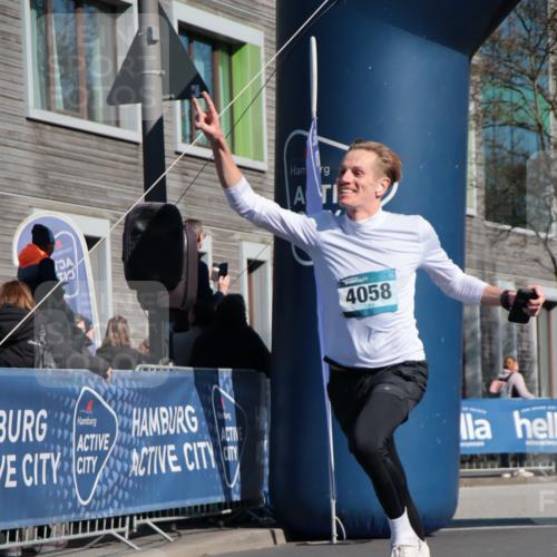 06.04.2025 - 44. Internationalen Wilhelmsburger Insellauf A. Gomolzig http://msf.ph/oto/7576497 06.04.2025 10:33:33 Ziel 4058 meine-sportfotos.de