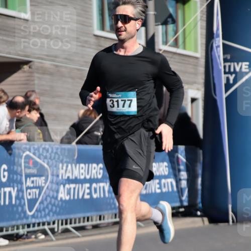 06.04.2025 - 44. Internationalen Wilhelmsburger Insellauf A. Gomolzig http://msf.ph/oto/7576520 06.04.2025 10:33:25 Ziel 3177 meine-sportfotos.de