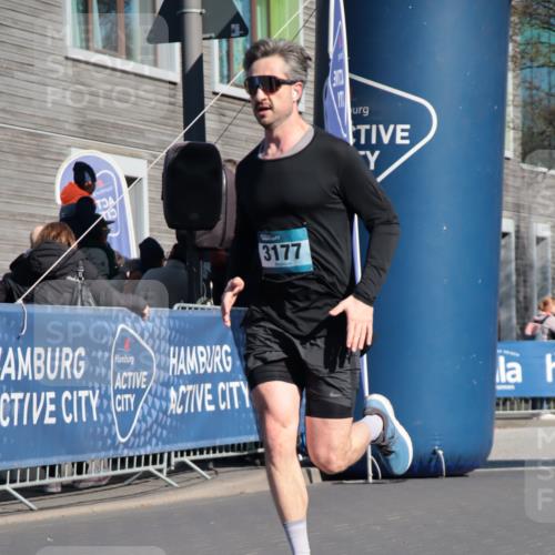 06.04.2025 - 44. Internationalen Wilhelmsburger Insellauf A. Gomolzig http://msf.ph/oto/7576528 06.04.2025 10:33:24 Ziel 3177, 4531 meine-sportfotos.de