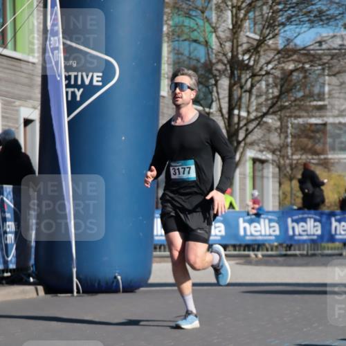 06.04.2025 - 44. Internationalen Wilhelmsburger Insellauf A. Gomolzig http://msf.ph/oto/7576551 06.04.2025 10:33:24 Ziel 3177, 4531 meine-sportfotos.de