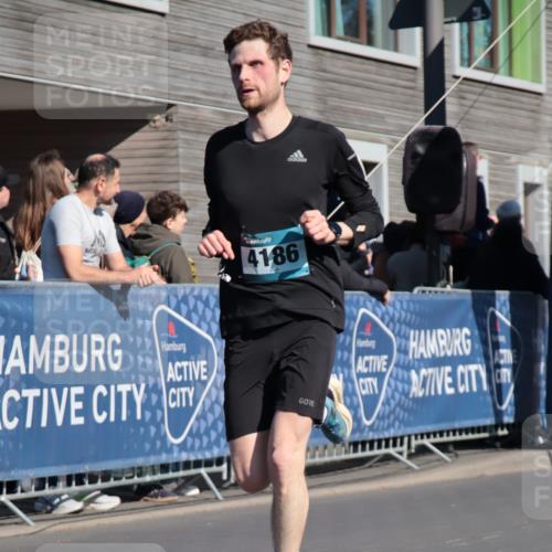 06.04.2025 - 44. Internationalen Wilhelmsburger Insellauf A. Gomolzig http://msf.ph/oto/7576600 06.04.2025 10:33:17 Ziel 3234, 3564, 4186, 4531 meine-sportfotos.de
