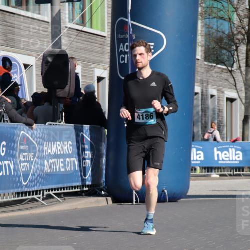 06.04.2025 - 44. Internationalen Wilhelmsburger Insellauf A. Gomolzig http://msf.ph/oto/7576624 06.04.2025 10:33:17 Ziel 3234, 3564, 4186, 4531 meine-sportfotos.de