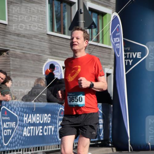 06.04.2025 - 44. Internationalen Wilhelmsburger Insellauf A. Gomolzig http://msf.ph/oto/7576825 06.04.2025 10:32:33 Ziel 3650, 5002, 5086 meine-sportfotos.de
