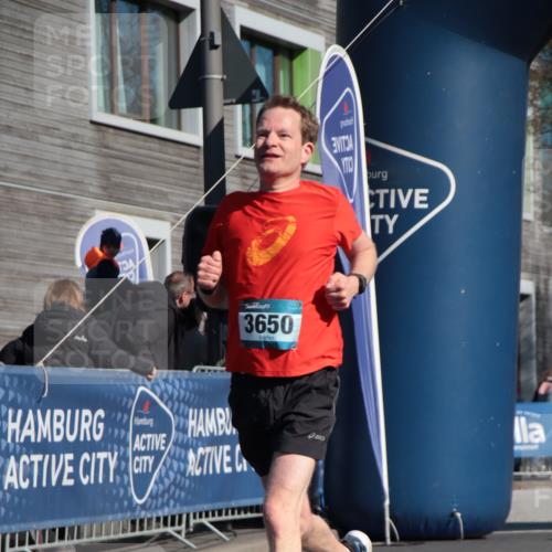 06.04.2025 - 44. Internationalen Wilhelmsburger Insellauf A. Gomolzig http://msf.ph/oto/7576830 06.04.2025 10:32:33 Ziel 3650, 5002, 5086 meine-sportfotos.de