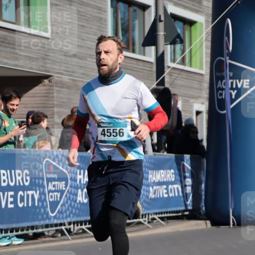 06.04.2025 - 44. Internationalen Wilhelmsburger Insellauf A. Gomolzig http://msf.ph/oto/7576894 06.04.2025 10:32:16 Ziel 3359, 4242, 4556, 5092 meine-sportfotos.de