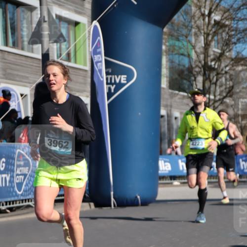 06.04.2025 - 44. Internationalen Wilhelmsburger Insellauf A. Gomolzig http://msf.ph/oto/7577074 06.04.2025 10:31:52 Ziel 3413, 3962, 4057, 4223, 4271, 4484, 4497 meine-sportfotos.de