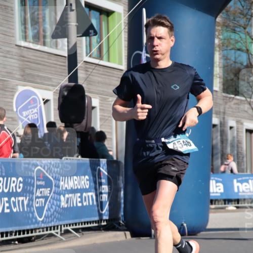 06.04.2025 - 44. Internationalen Wilhelmsburger Insellauf A. Gomolzig http://msf.ph/oto/7577491 06.04.2025 10:30:53 Ziel 3447, 3699, 3939, 4546 meine-sportfotos.de