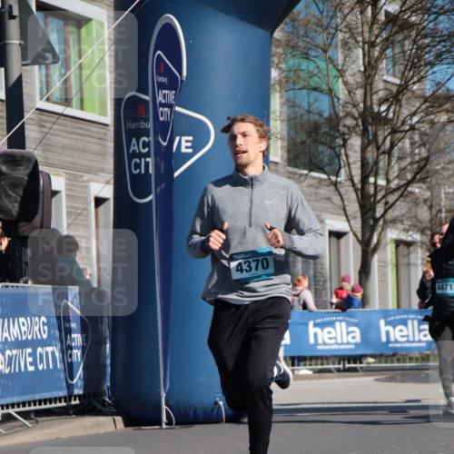 06.04.2025 - 44. Internationalen Wilhelmsburger Insellauf A. Gomolzig http://msf.ph/oto/7577575 06.04.2025 10:30:43 Ziel 3400, 4370, 4419, 4459, 4471, 4472 meine-sportfotos.de