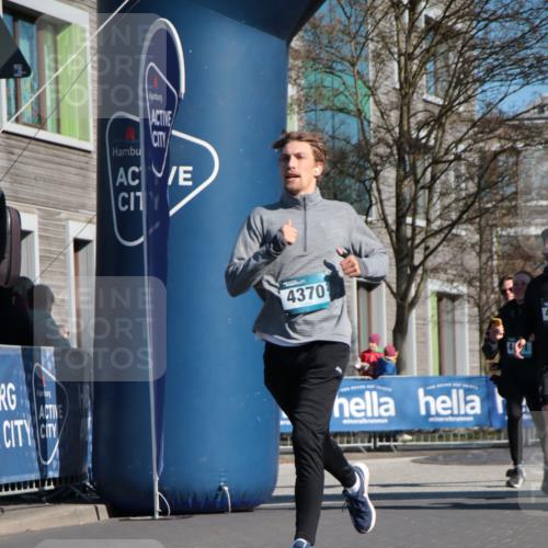 06.04.2025 - 44. Internationalen Wilhelmsburger Insellauf A. Gomolzig http://msf.ph/oto/7577578 06.04.2025 10:30:42 Ziel 3400, 3727, 3742, 4370, 4419, 4459, 4471, 4472 meine-sportfotos.de