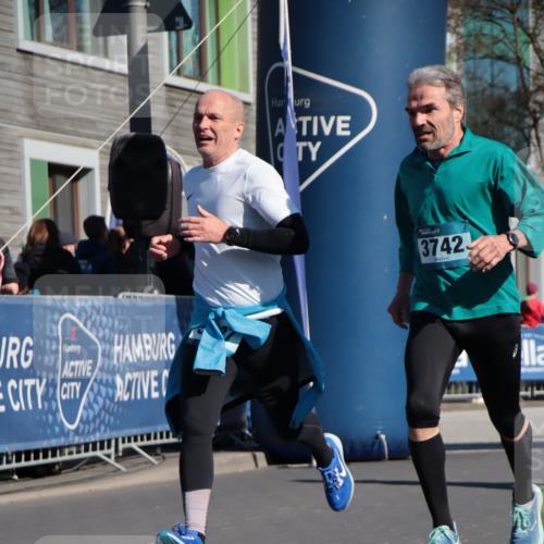 06.04.2025 - 44. Internationalen Wilhelmsburger Insellauf A. Gomolzig http://msf.ph/oto/7577631 06.04.2025 10:30:37 Ziel 3400, 3727, 3742, 4189, 4370, 4419, 4459 meine-sportfotos.de