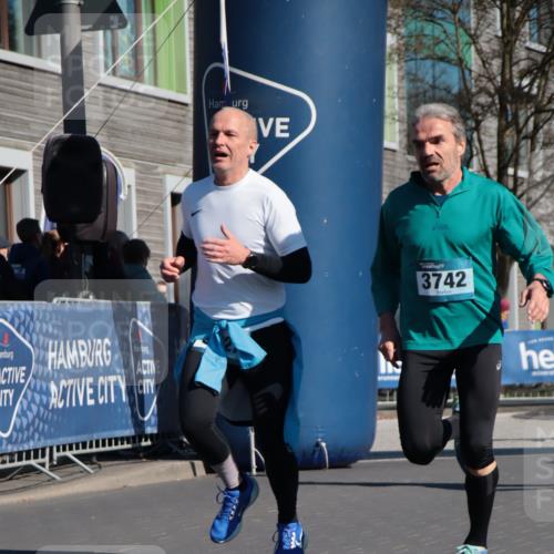 06.04.2025 - 44. Internationalen Wilhelmsburger Insellauf A. Gomolzig http://msf.ph/oto/7577633 06.04.2025 10:30:37 Ziel 3400, 3727, 3742, 4189, 4370, 4419, 4459 meine-sportfotos.de