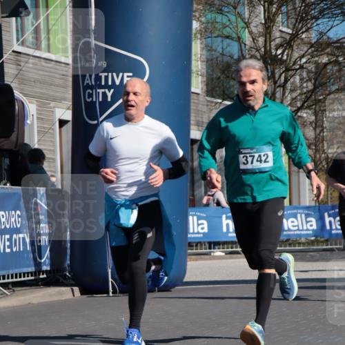 06.04.2025 - 44. Internationalen Wilhelmsburger Insellauf A. Gomolzig http://msf.ph/oto/7577638 06.04.2025 10:30:37 Ziel 3400, 3727, 3742, 4189, 4370, 4419, 4459 meine-sportfotos.de