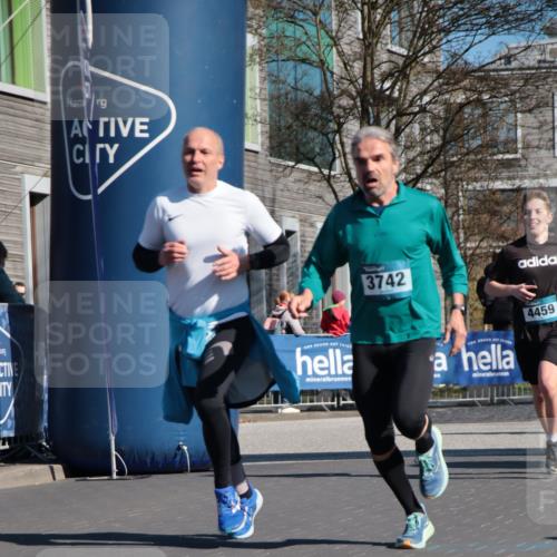 06.04.2025 - 44. Internationalen Wilhelmsburger Insellauf A. Gomolzig http://msf.ph/oto/7577642 06.04.2025 10:30:37 Ziel 3400, 3727, 3742, 4189, 4370, 4419, 4459 meine-sportfotos.de