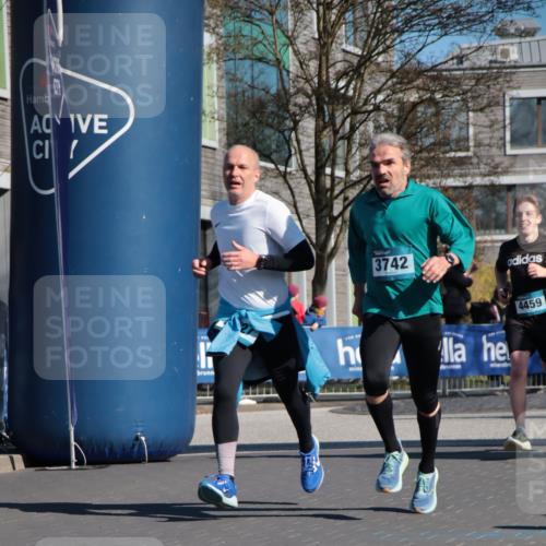 06.04.2025 - 44. Internationalen Wilhelmsburger Insellauf A. Gomolzig http://msf.ph/oto/7577653 06.04.2025 10:30:36 Ziel 3400, 3721, 3727, 3742, 4189, 4459 meine-sportfotos.de