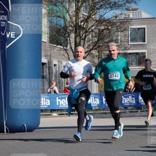 06.04.2025 - 44. Internationalen Wilhelmsburger Insellauf A. Gomolzig http://msf.ph/oto/7577661 06.04.2025 10:30:36 Ziel 3400, 3721, 3727, 3742, 4189, 4459 meine-sportfotos.de