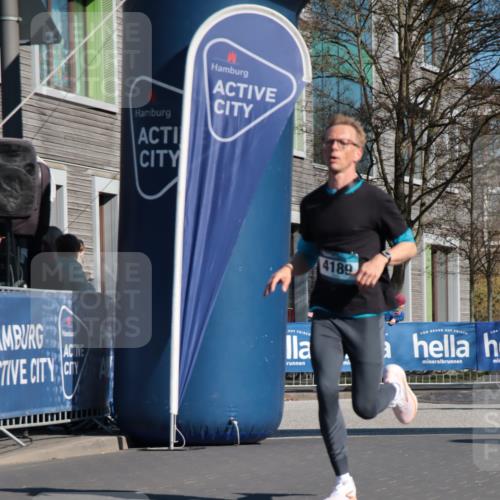 06.04.2025 - 44. Internationalen Wilhelmsburger Insellauf A. Gomolzig http://msf.ph/oto/7577694 06.04.2025 10:30:34 Ziel 3400, 3721, 3727, 3742, 4189, 4459 meine-sportfotos.de