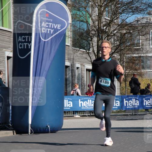 06.04.2025 - 44. Internationalen Wilhelmsburger Insellauf A. Gomolzig http://msf.ph/oto/7577704 06.04.2025 10:30:33 Ziel 3400, 3721, 3727, 3742, 4189, 4459 meine-sportfotos.de