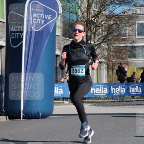 06.04.2025 - 44. Internationalen Wilhelmsburger Insellauf A. Gomolzig http://msf.ph/oto/7577811 06.04.2025 10:30:23 Ziel 3297, 3562, 4527, 4559 meine-sportfotos.de