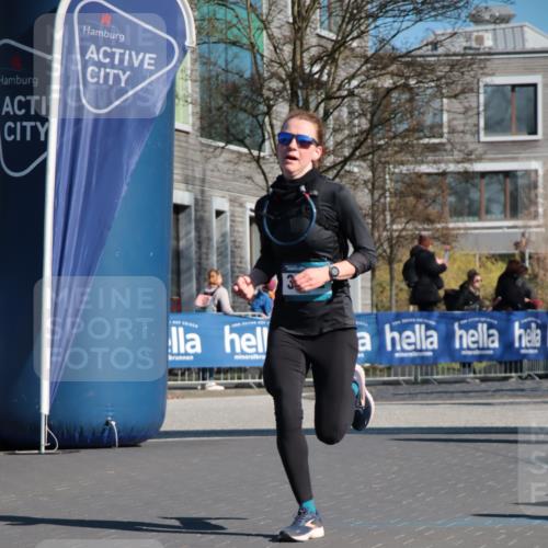 06.04.2025 - 44. Internationalen Wilhelmsburger Insellauf A. Gomolzig http://msf.ph/oto/7577813 06.04.2025 10:30:23 Ziel 3297, 3562, 4527, 4559 meine-sportfotos.de