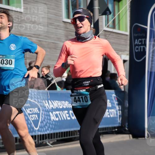 06.04.2025 - 44. Internationalen Wilhelmsburger Insellauf A. Gomolzig http://msf.ph/oto/7577894 06.04.2025 10:30:12 Ziel 4030, 4410, 4413, 5102 meine-sportfotos.de
