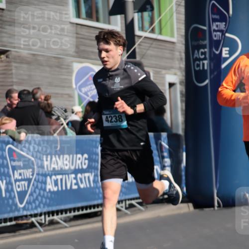 06.04.2025 - 44. Internationalen Wilhelmsburger Insellauf A. Gomolzig http://msf.ph/oto/7577939 06.04.2025 10:29:50 Ziel 3615, 3795, 4121, 4238 meine-sportfotos.de