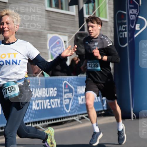 06.04.2025 - 44. Internationalen Wilhelmsburger Insellauf A. Gomolzig http://msf.ph/oto/7577943 06.04.2025 10:29:50 Ziel 3615, 3795, 4121, 4238 meine-sportfotos.de