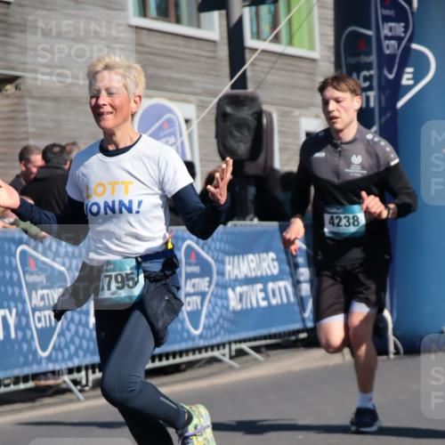 06.04.2025 - 44. Internationalen Wilhelmsburger Insellauf A. Gomolzig http://msf.ph/oto/7577948 06.04.2025 10:29:49 Ziel 3615, 3795, 4121, 4238 meine-sportfotos.de