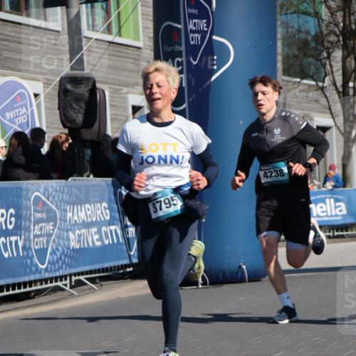 06.04.2025 - 44. Internationalen Wilhelmsburger Insellauf A. Gomolzig http://msf.ph/oto/7577959 06.04.2025 10:29:49 Ziel 3615, 3795, 4121, 4238 meine-sportfotos.de