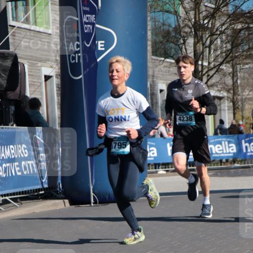 06.04.2025 - 44. Internationalen Wilhelmsburger Insellauf A. Gomolzig http://msf.ph/oto/7577969 06.04.2025 10:29:49 Ziel 3615, 3795, 4121, 4238 meine-sportfotos.de