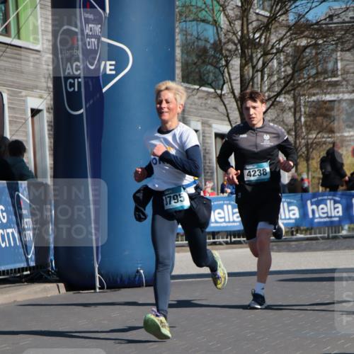 06.04.2025 - 44. Internationalen Wilhelmsburger Insellauf A. Gomolzig http://msf.ph/oto/7577971 06.04.2025 10:29:49 Ziel 3615, 3795, 4121, 4238 meine-sportfotos.de