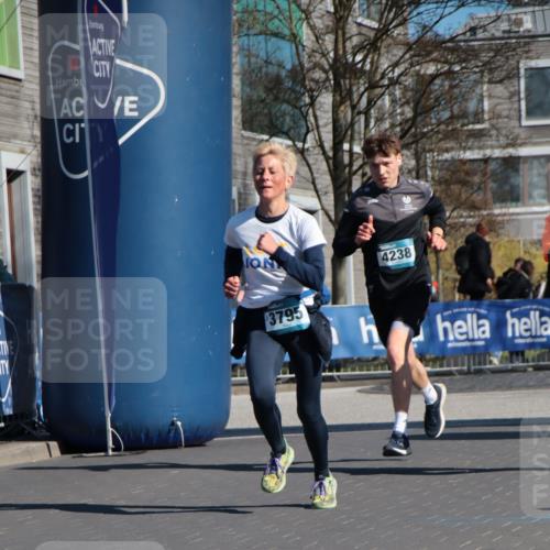 06.04.2025 - 44. Internationalen Wilhelmsburger Insellauf A. Gomolzig http://msf.ph/oto/7577975 06.04.2025 10:29:48 Ziel 3615, 3795, 4121, 4238 meine-sportfotos.de