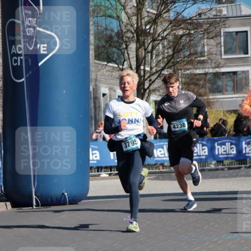 06.04.2025 - 44. Internationalen Wilhelmsburger Insellauf A. Gomolzig http://msf.ph/oto/7577979 06.04.2025 10:29:48 Ziel 3615, 3795, 4121, 4238 meine-sportfotos.de