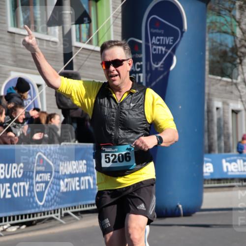06.04.2025 - 44. Internationalen Wilhelmsburger Insellauf A. Gomolzig http://msf.ph/oto/7578312 06.04.2025 10:28:41 Ziel 3403, 3884, 5206 meine-sportfotos.de