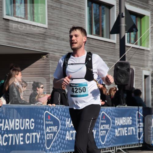 06.04.2025 - 44. Internationalen Wilhelmsburger Insellauf A. Gomolzig http://msf.ph/oto/7578352 06.04.2025 10:28:34 Ziel 4250, 4263, 4454 meine-sportfotos.de