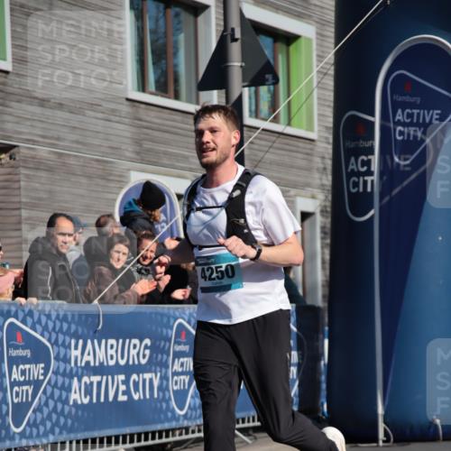 06.04.2025 - 44. Internationalen Wilhelmsburger Insellauf A. Gomolzig http://msf.ph/oto/7578364 06.04.2025 10:28:34 Ziel 4250, 4263, 4454 meine-sportfotos.de