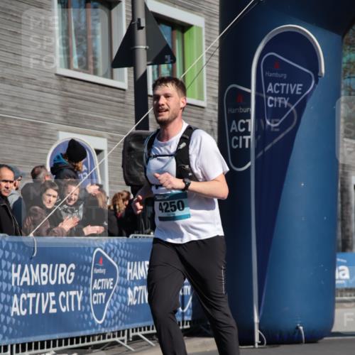 06.04.2025 - 44. Internationalen Wilhelmsburger Insellauf A. Gomolzig http://msf.ph/oto/7578369 06.04.2025 10:28:34 Ziel 4250, 4263, 4454 meine-sportfotos.de