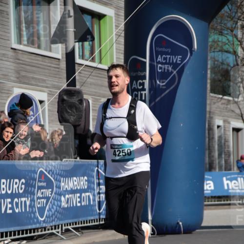 06.04.2025 - 44. Internationalen Wilhelmsburger Insellauf A. Gomolzig http://msf.ph/oto/7578375 06.04.2025 10:28:34 Ziel 4250, 4263, 4454 meine-sportfotos.de