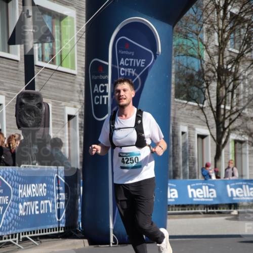 06.04.2025 - 44. Internationalen Wilhelmsburger Insellauf A. Gomolzig http://msf.ph/oto/7578386 06.04.2025 10:28:34 Ziel 4250, 4263, 4454 meine-sportfotos.de