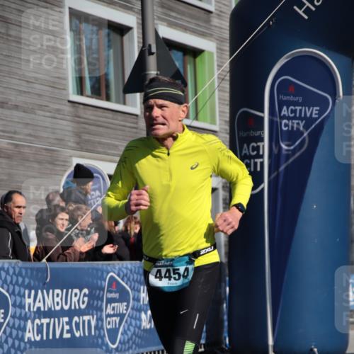 06.04.2025 - 44. Internationalen Wilhelmsburger Insellauf A. Gomolzig http://msf.ph/oto/7578390 06.04.2025 10:28:29 Ziel 4174, 4250, 4263, 4454 meine-sportfotos.de