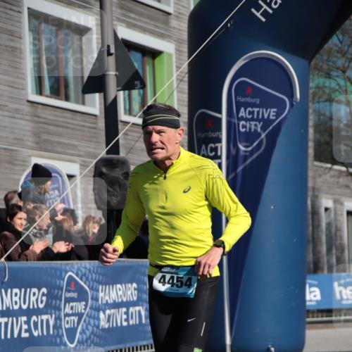 06.04.2025 - 44. Internationalen Wilhelmsburger Insellauf A. Gomolzig http://msf.ph/oto/7578394 06.04.2025 10:28:29 Ziel 4174, 4250, 4263, 4454 meine-sportfotos.de