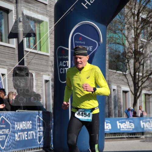 06.04.2025 - 44. Internationalen Wilhelmsburger Insellauf A. Gomolzig http://msf.ph/oto/7578406 06.04.2025 10:28:29 Ziel 4174, 4250, 4263, 4454 meine-sportfotos.de