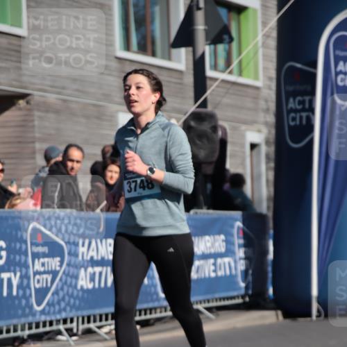 06.04.2025 - 44. Internationalen Wilhelmsburger Insellauf A. Gomolzig http://msf.ph/oto/7578427 06.04.2025 10:28:12 Ziel 3748 meine-sportfotos.de