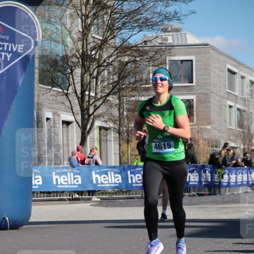 06.04.2025 - 44. Internationalen Wilhelmsburger Insellauf A. Gomolzig http://msf.ph/oto/7578544 06.04.2025 10:27:51 Ziel 3804, 3824, 4615 meine-sportfotos.de