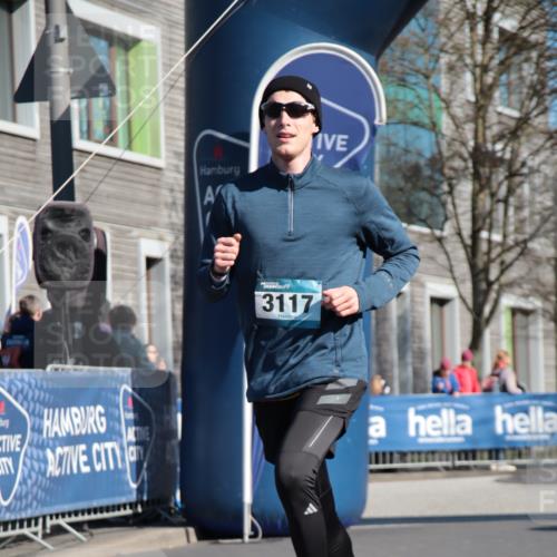 06.04.2025 - 44. Internationalen Wilhelmsburger Insellauf A. Gomolzig http://msf.ph/oto/7578588 06.04.2025 10:27:36 Ziel 3117, 3596, 4305 meine-sportfotos.de