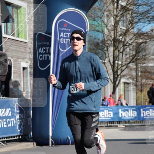 06.04.2025 - 44. Internationalen Wilhelmsburger Insellauf A. Gomolzig http://msf.ph/oto/7578593 06.04.2025 10:27:36 Ziel 3117, 3596, 4305 meine-sportfotos.de