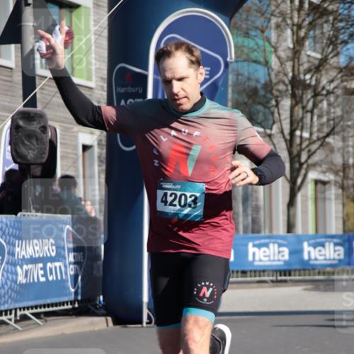 06.04.2025 - 44. Internationalen Wilhelmsburger Insellauf A. Gomolzig http://msf.ph/oto/7578780 06.04.2025 10:27:13 Ziel 3181, 3343, 3344, 3610, 4203, 4259, 5032 meine-sportfotos.de