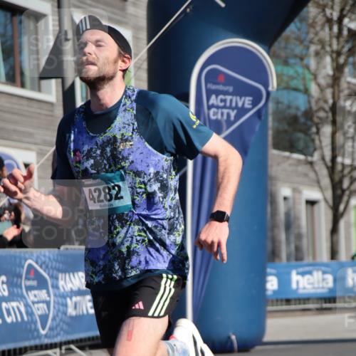 06.04.2025 - 44. Internationalen Wilhelmsburger Insellauf A. Gomolzig http://msf.ph/oto/7578946 06.04.2025 10:26:55 Ziel 4014, 4073, 4282, 4388 meine-sportfotos.de