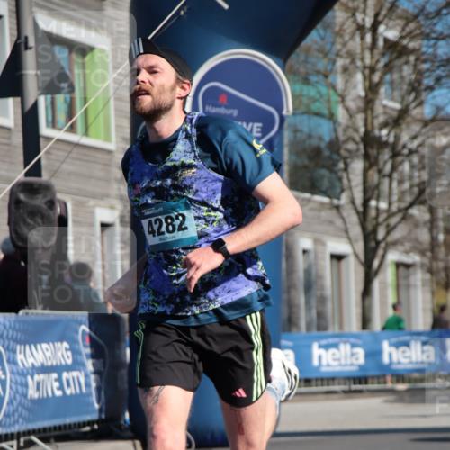 06.04.2025 - 44. Internationalen Wilhelmsburger Insellauf A. Gomolzig http://msf.ph/oto/7578951 06.04.2025 10:26:55 Ziel 4014, 4073, 4282, 4388 meine-sportfotos.de