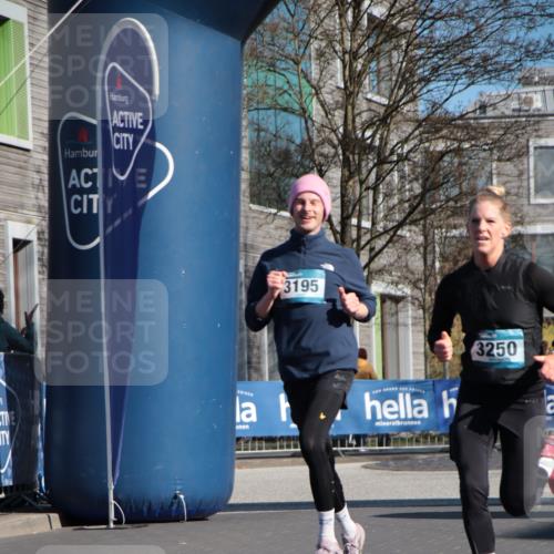 06.04.2025 - 44. Internationalen Wilhelmsburger Insellauf A. Gomolzig http://msf.ph/oto/7579230 06.04.2025 10:26:02 Ziel 3195, 3250, 3541 meine-sportfotos.de