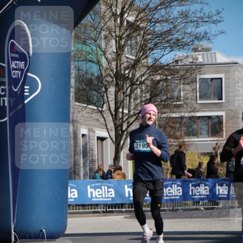 06.04.2025 - 44. Internationalen Wilhelmsburger Insellauf A. Gomolzig http://msf.ph/oto/7579247 06.04.2025 10:26:01 Ziel 3195, 3250, 3541 meine-sportfotos.de